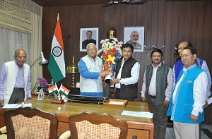 The Governor of Arunachal Pradesh Shri P.B. Acharya with representatives of Arunadaya University at Raj Bhavan, Itanagar on 11th April 2017.